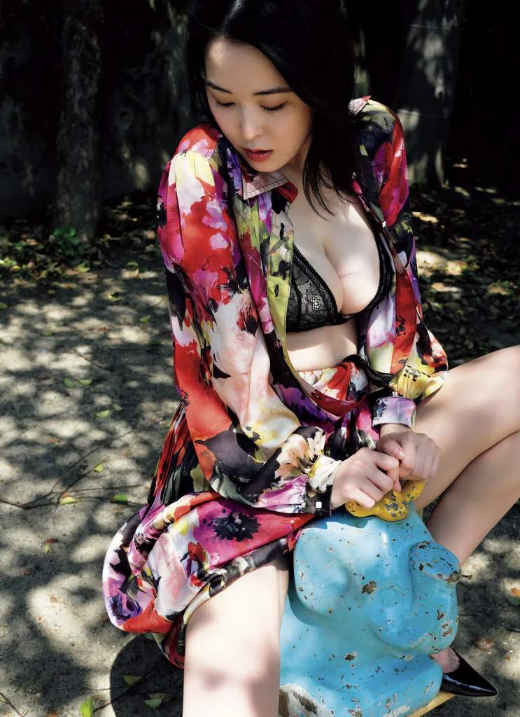 おしの沙羅 Gカップボインの水着グラビア画像！