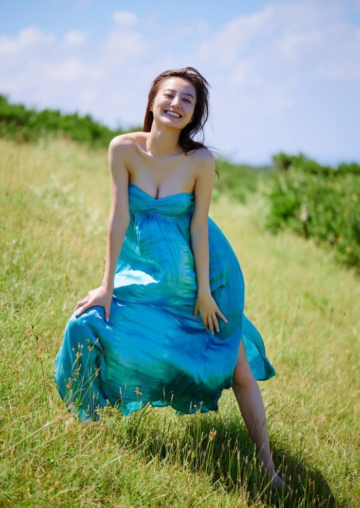 高田里穂 スタイル抜群な水着グラビア画像！