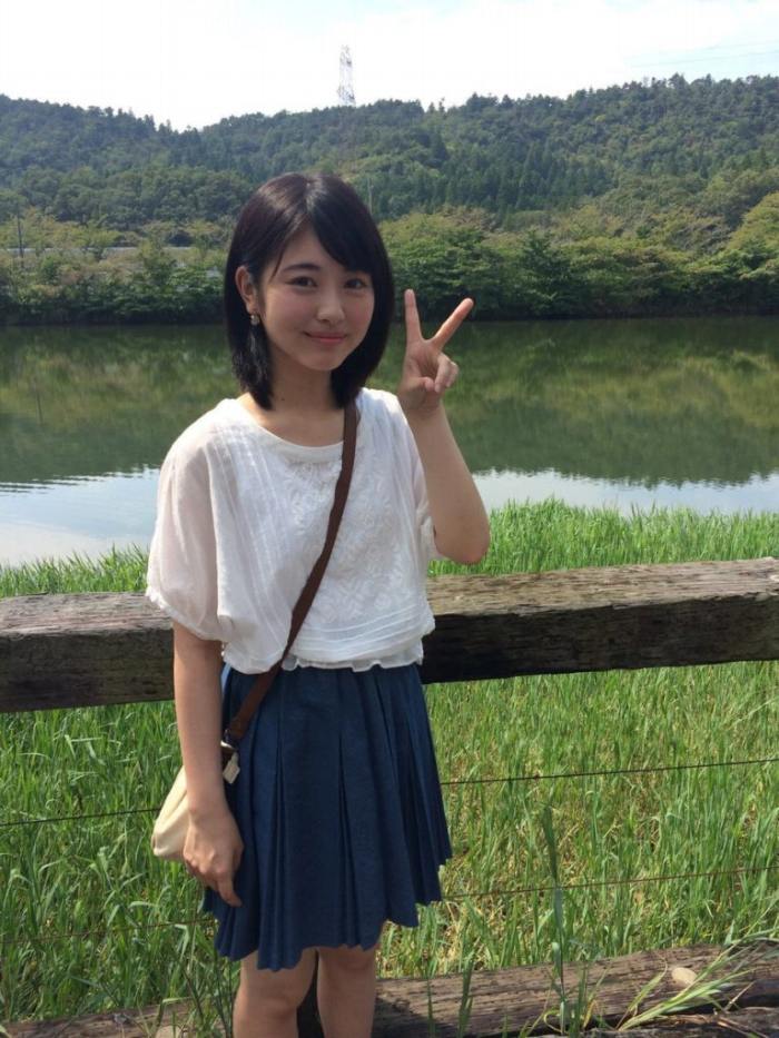 浜辺美波 鬼かわな水着＆浴衣グラビア画像！