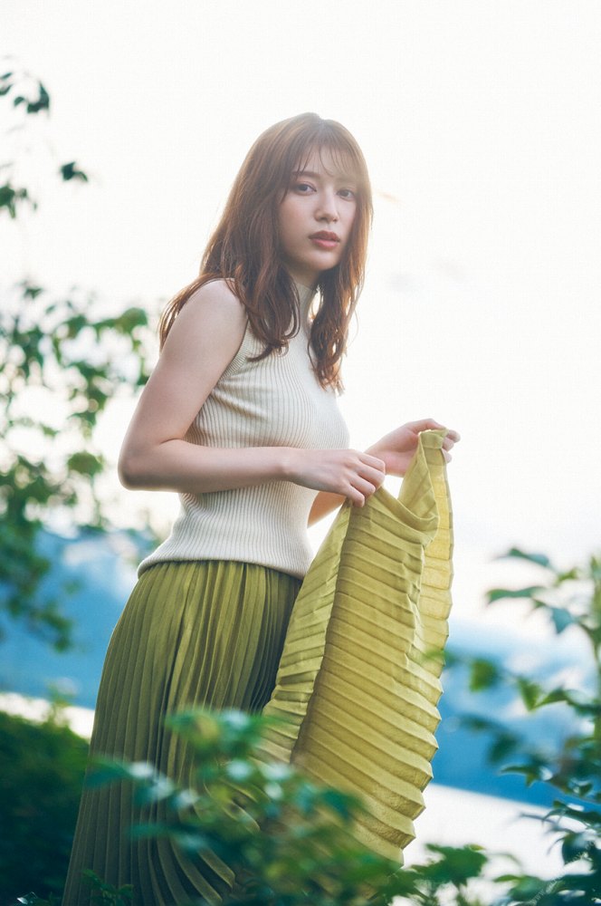 雪平莉左 グラマラス美女の水着グラビア画像！