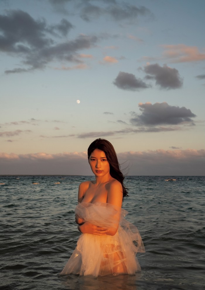 雪平莉左 グラマラス美女の水着グラビア画像！