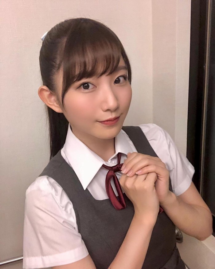 青山なぎさ 激かわな生脚＆タンクトップ画像！