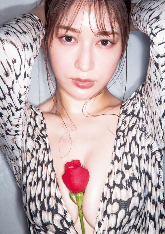 雪平莉左 グラマラス美女の水着グラビア画像！