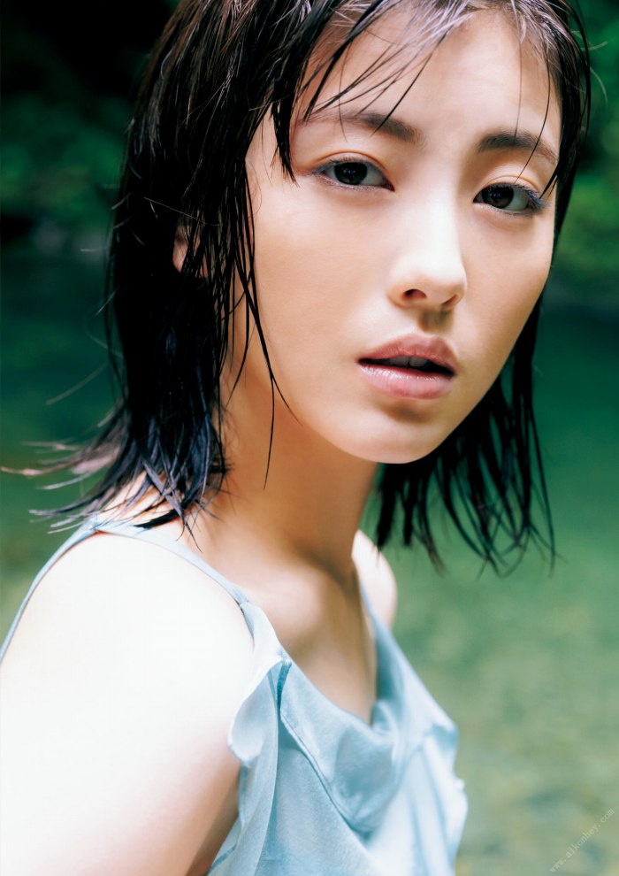 浜辺美波 鬼かわな水着＆浴衣グラビア画像！