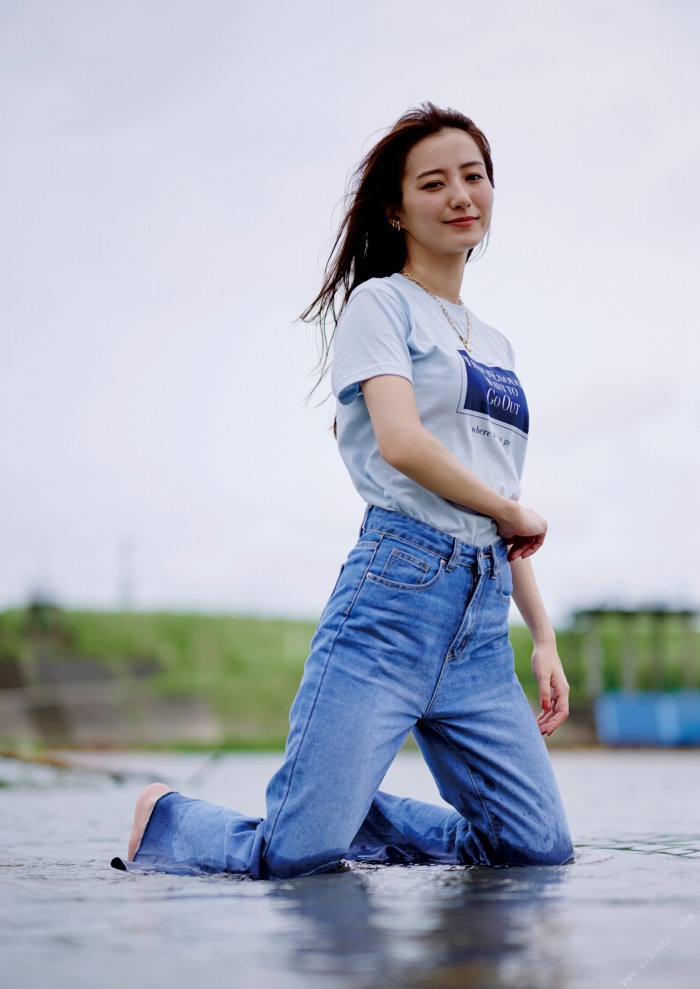 高田里穂 スタイル抜群な水着グラビア画像！