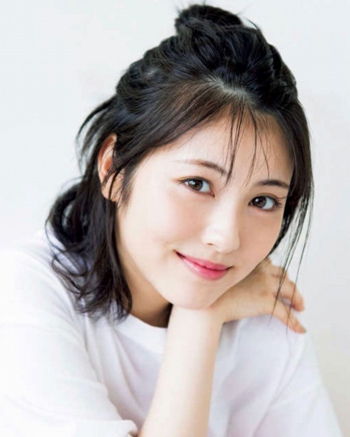 浜辺美波 鬼かわな水着＆浴衣グラビア画像！