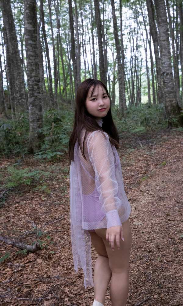 本郷柚巴 まぶしいボインの水着グラビア画像！