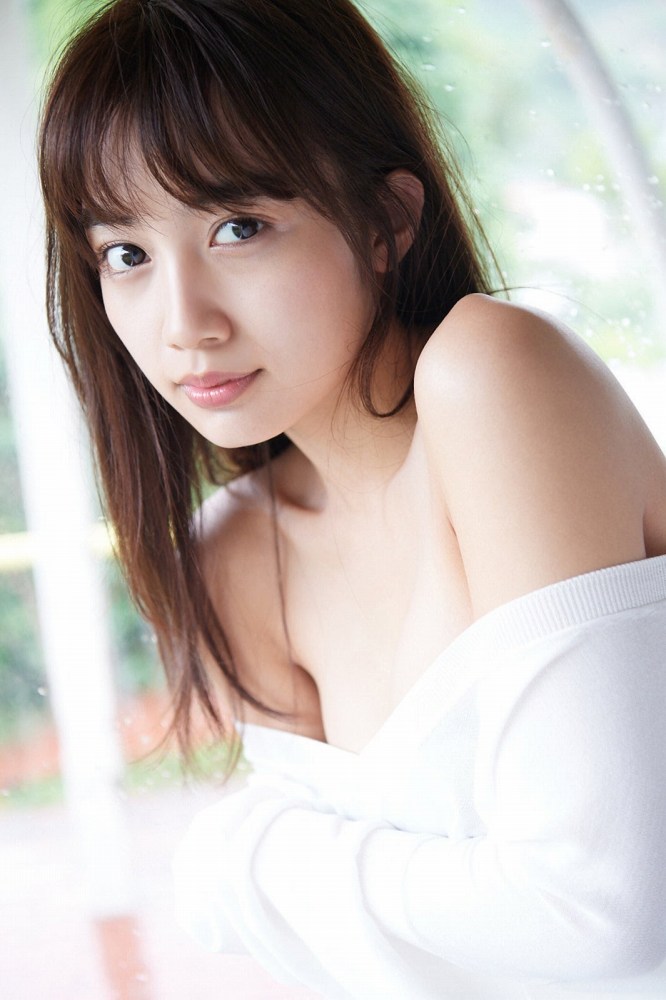 黒木ひかり むっちりバストの水着グラビア画像！