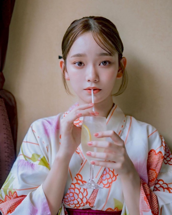 青戸しの Fカップボインな水着グラビア画像！