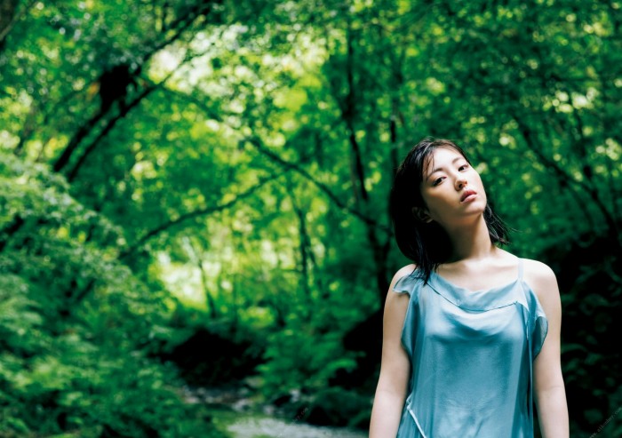 浜辺美波 鬼かわな水着＆浴衣グラビア画像！