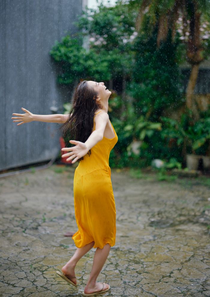 高田里穂 スタイル抜群な水着グラビア画像！