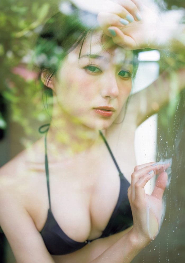 高田里穂 スタイル抜群な水着グラビア画像！