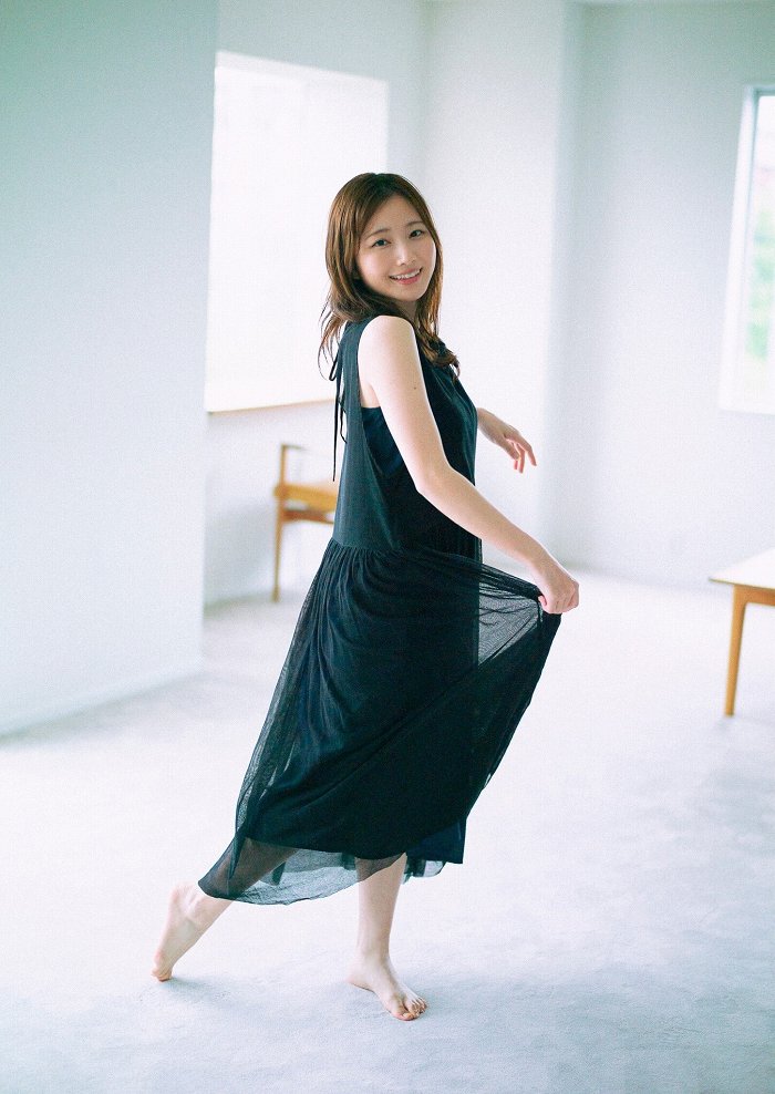 青山なぎさ 激かわな生脚＆タンクトップ画像！