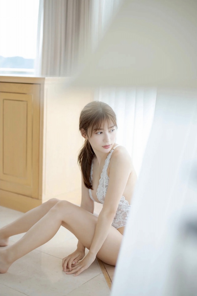 雪平莉左 グラマラス美女の水着グラビア画像！