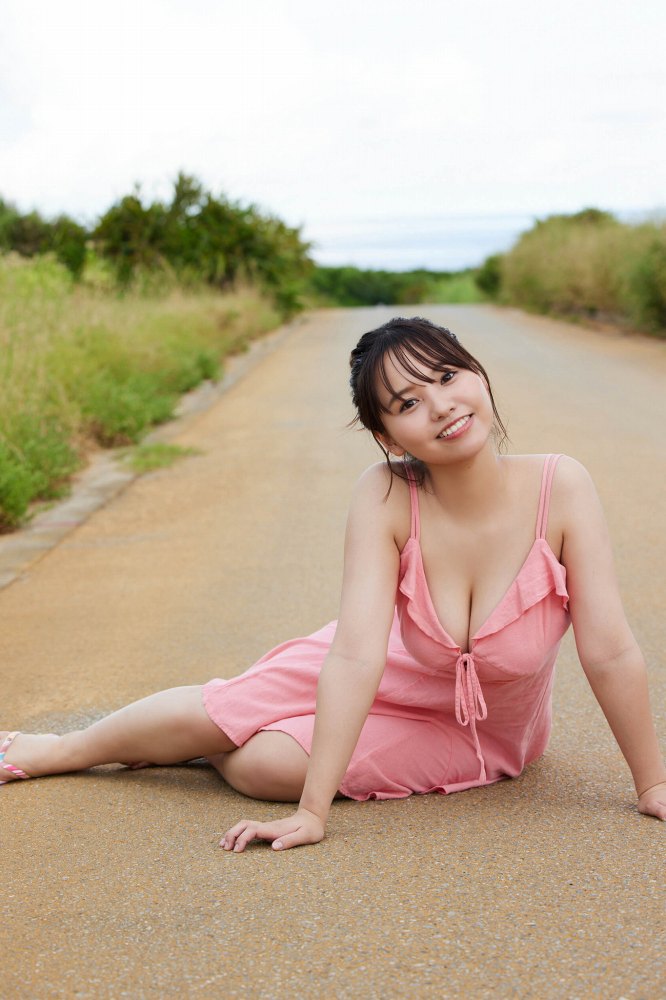 本郷柚巴 まぶしいボインの水着グラビア画像！