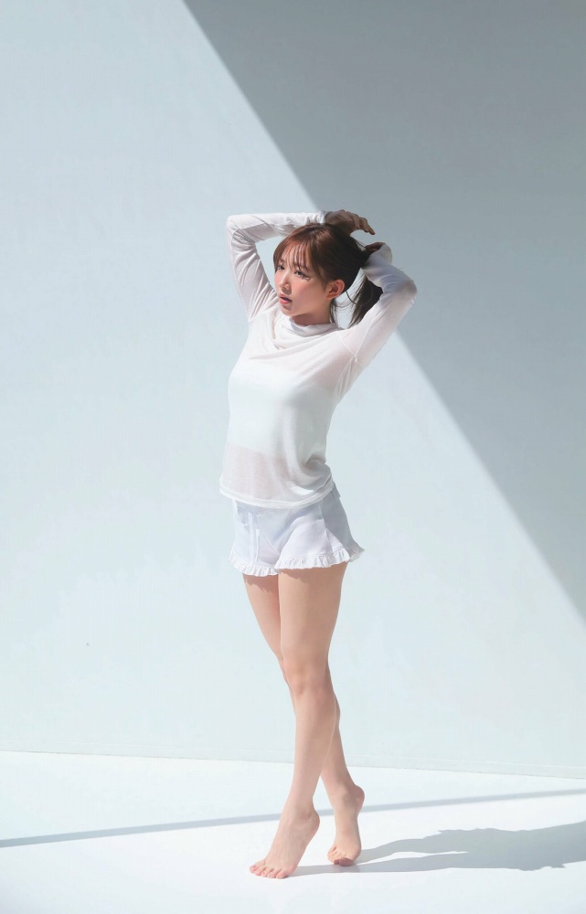 青山なぎさ 激かわな生脚＆タンクトップ画像！