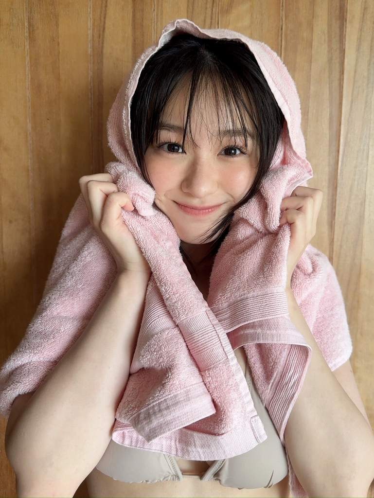 髙野真央 Gカップボインの水着グラビア画像！