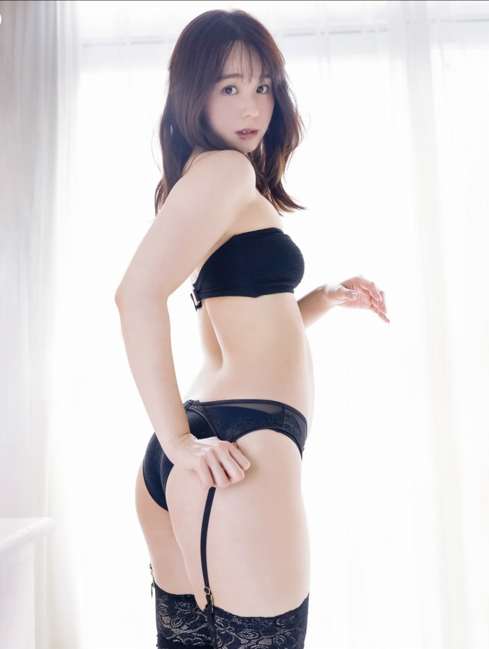 小池里奈 美尻でキュートな水着グラビア画像！