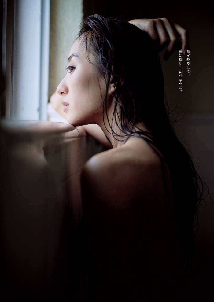 高田里穂 スタイル抜群な水着グラビア画像！