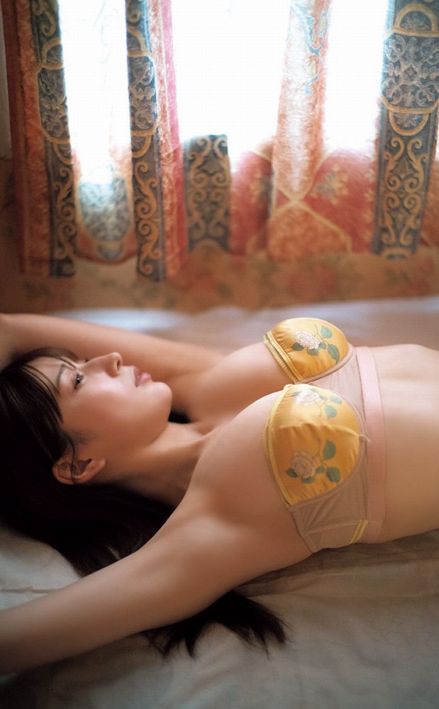 雪平莉左 グラマラス美女の水着グラビア画像！