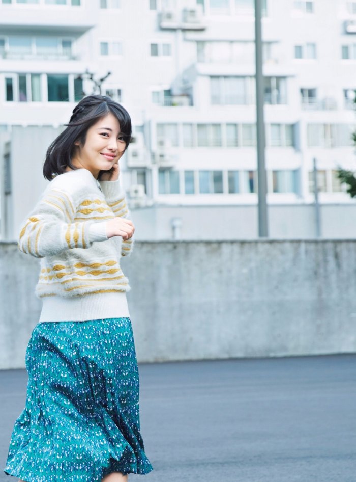 浜辺美波 鬼かわな水着＆浴衣グラビア画像！