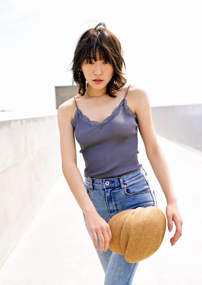 浅川梨奈 もっこりおっぱい水着グラビア画像！