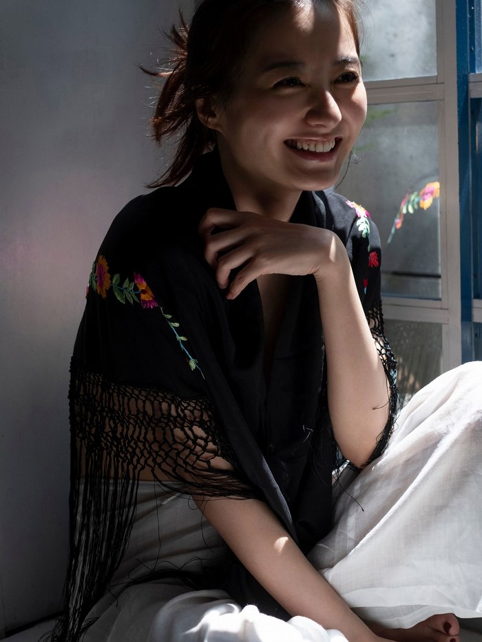 高田里穂 スタイル抜群な水着グラビア画像！