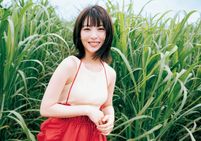 浜辺美波 鬼かわな水着＆浴衣グラビア画像！