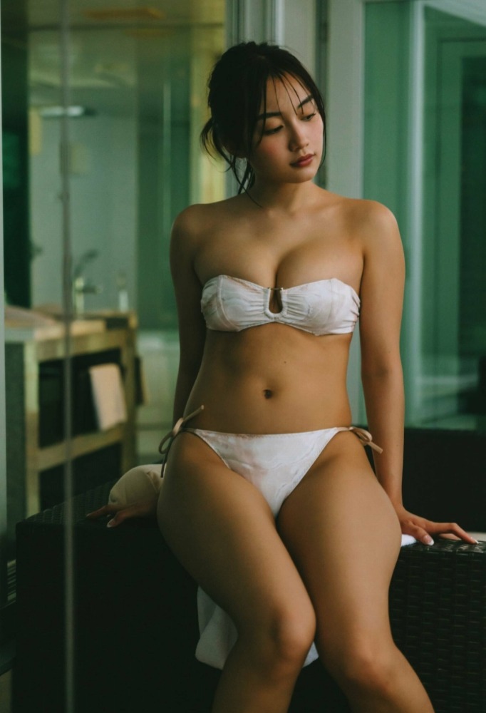 黒木ひかり むっちりバストの水着グラビア画像！