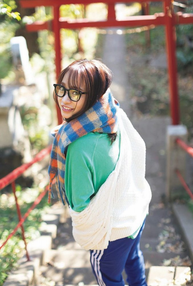 青井春 Iカップおっぱいの水着グラビア画像！