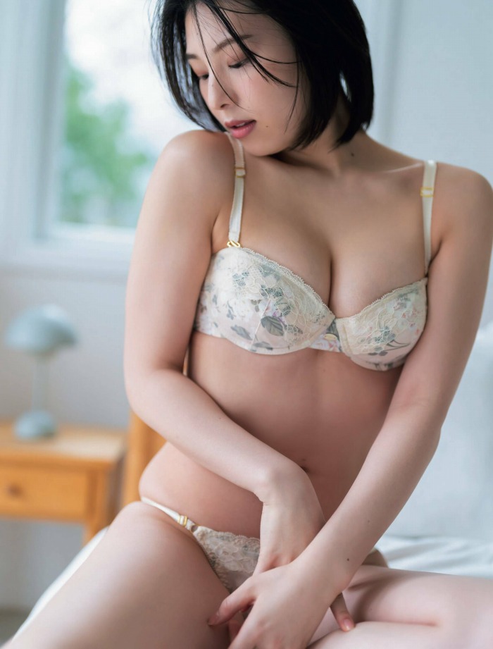 相楽伊織 けっこうボインな水着グラビア画像！