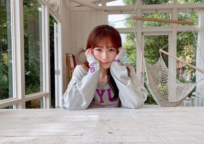 青山なぎさ 激かわな生脚＆タンクトップ画像！