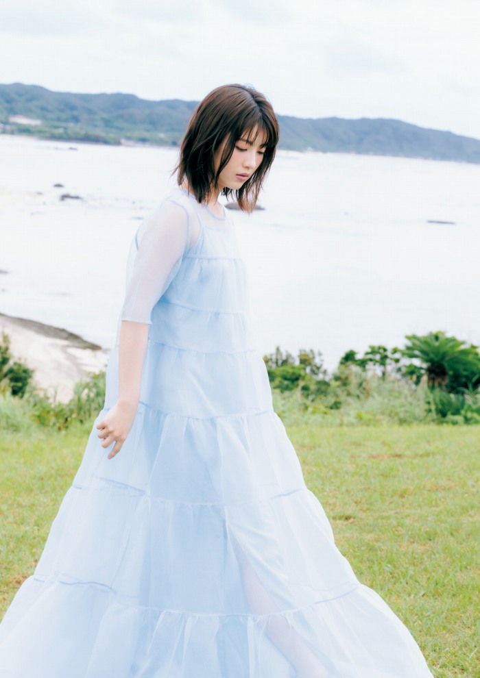 浜辺美波 鬼かわな水着＆浴衣グラビア画像！