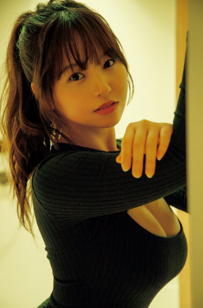 本郷柚巴 まぶしいボインの水着グラビア画像！