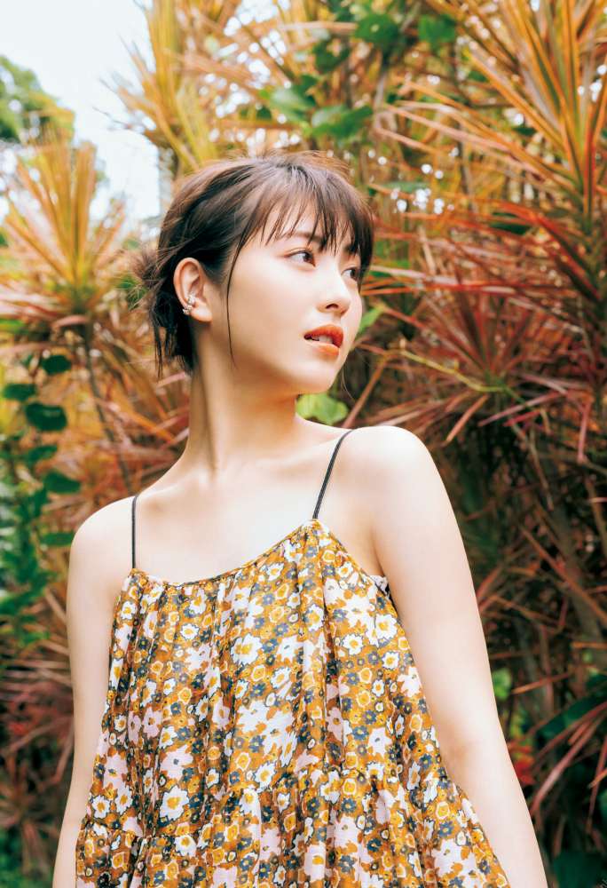 浜辺美波 鬼かわな水着＆浴衣グラビア画像！