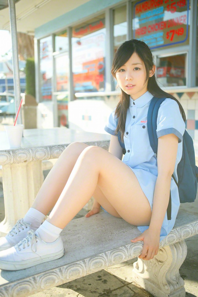 小池里奈 美尻でキュートな水着グラビア画像！