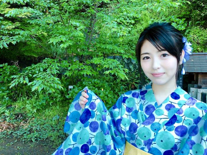 浜辺美波 鬼かわな水着＆浴衣グラビア画像！