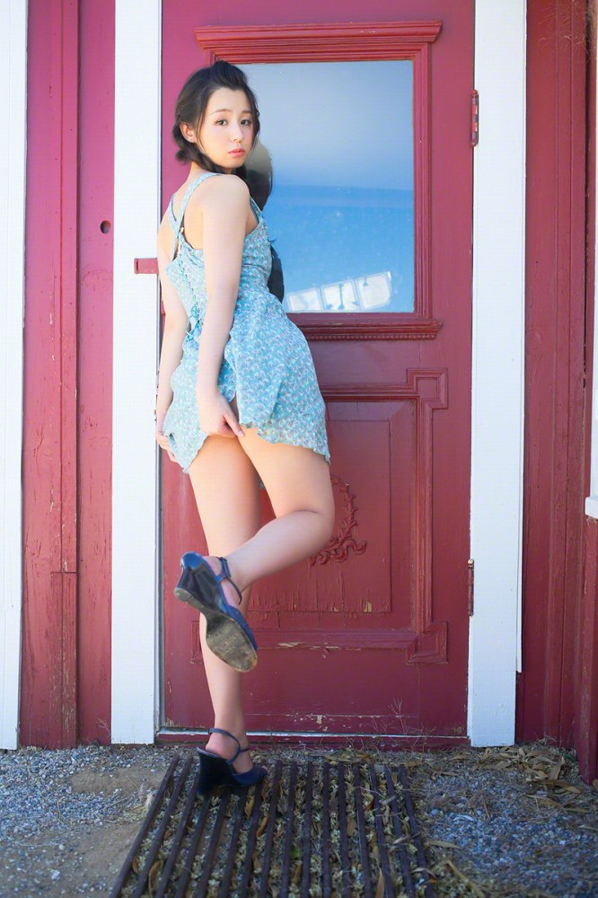 小池里奈 美尻でキュートな水着グラビア画像！