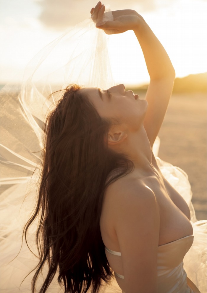 雪平莉左 グラマラス美女の水着グラビア画像！