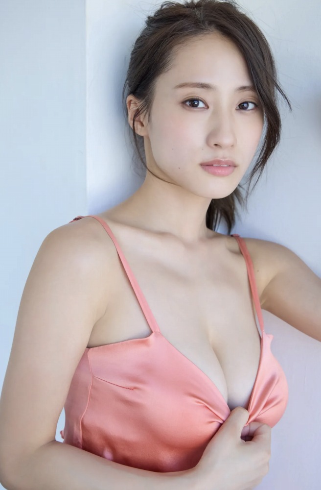 澄田綾乃 はみ出るFカップの水着グラビア画像！