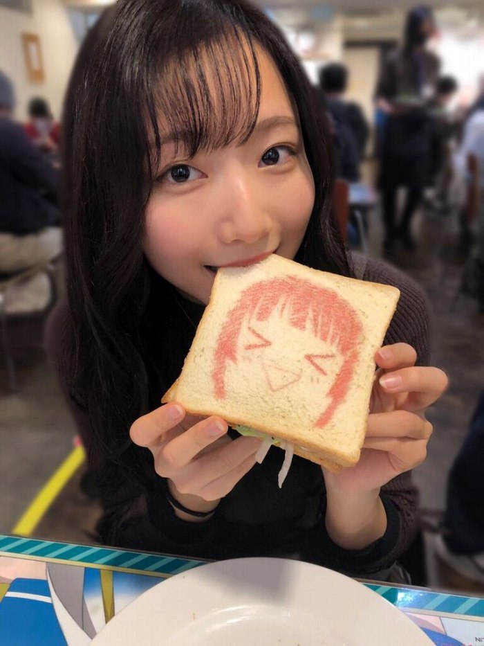 青山なぎさ 激かわな生脚＆タンクトップ画像！