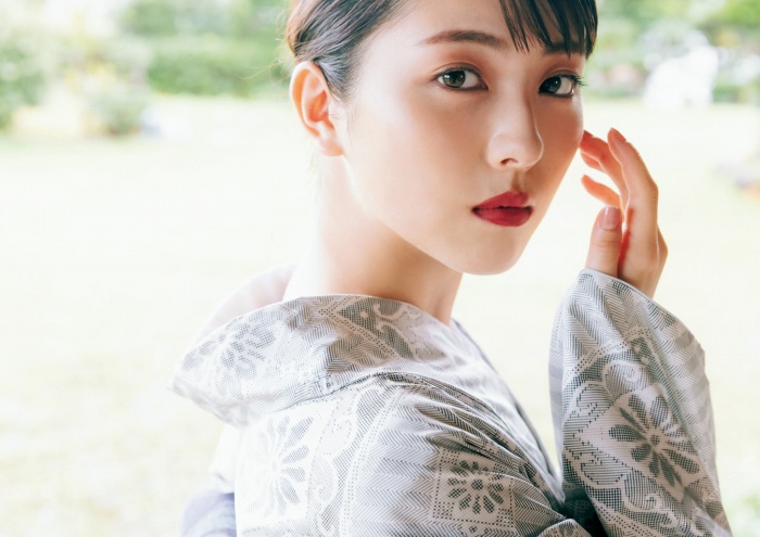 浜辺美波 鬼かわな水着＆浴衣グラビア画像！