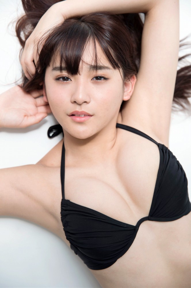 浅川梨奈 もっこりおっぱい水着グラビア画像！