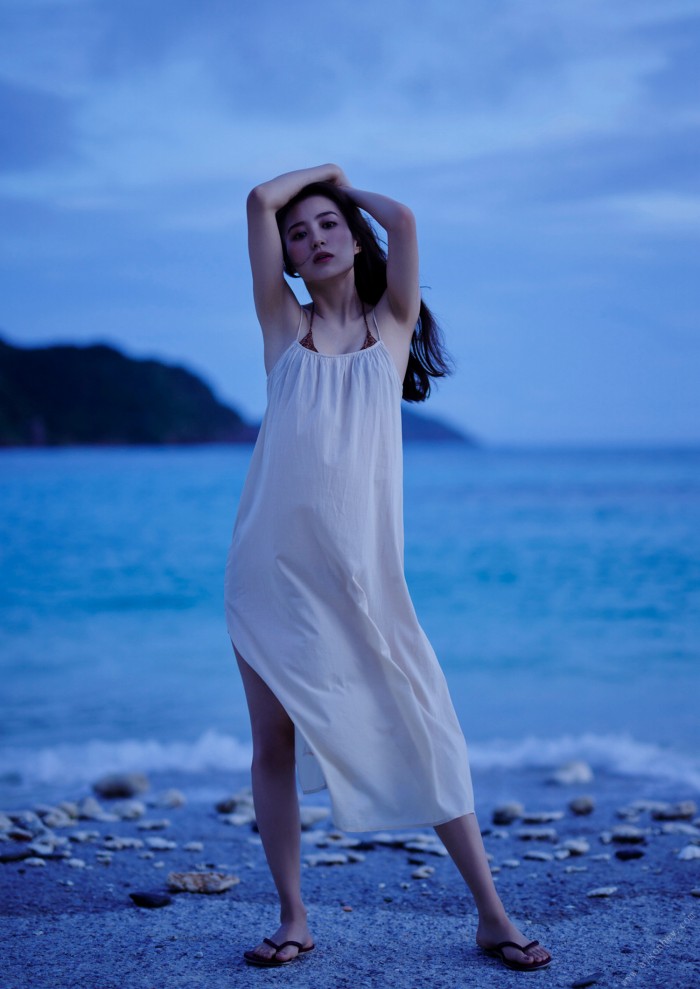 高田里穂 スタイル抜群な水着グラビア画像！