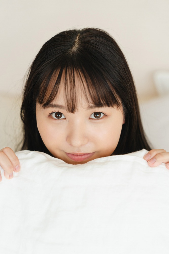 本郷柚巴 まぶしいボインの水着グラビア画像！