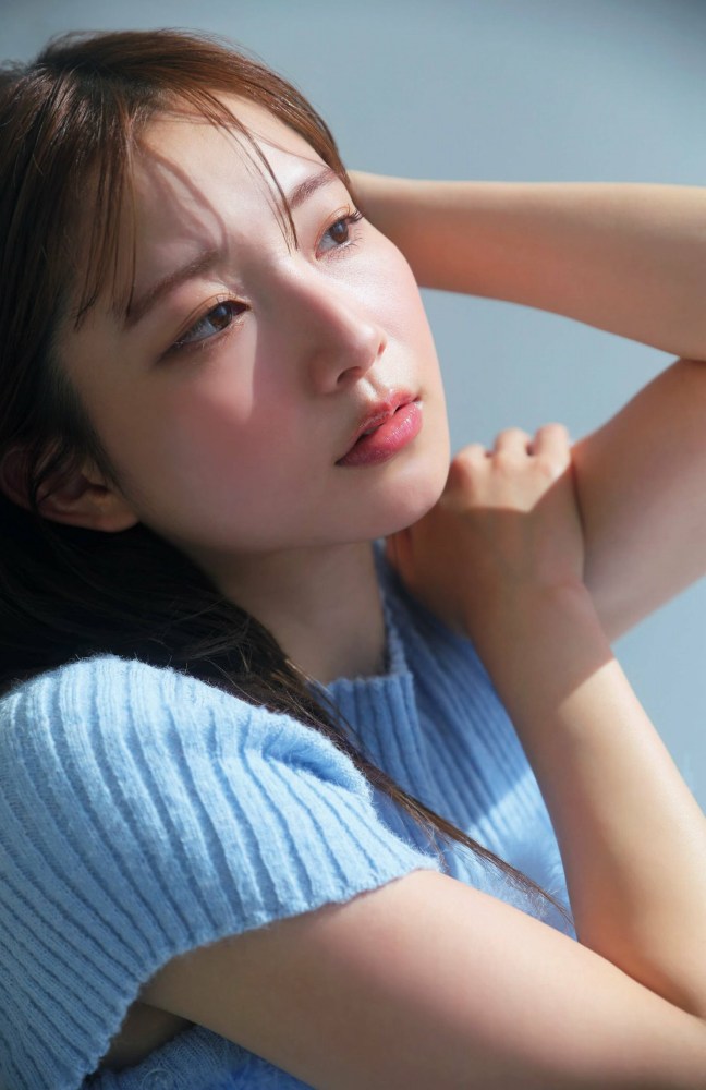 青山なぎさ 激かわな生脚＆タンクトップ画像！