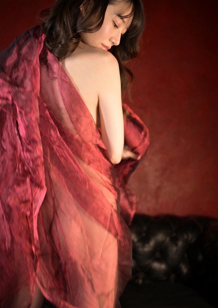 河北彩伽 絵になるEカップ美乳のヌード画像！