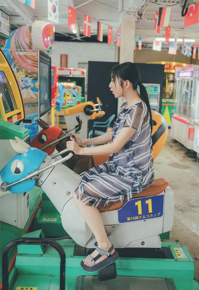 青山なぎさ 激かわな生脚＆タンクトップ画像！