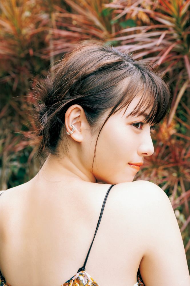 浜辺美波 鬼かわな水着＆浴衣グラビア画像！