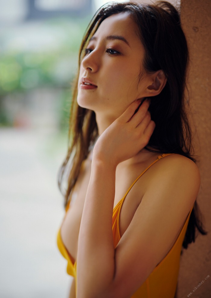 高田里穂 スタイル抜群な水着グラビア画像！